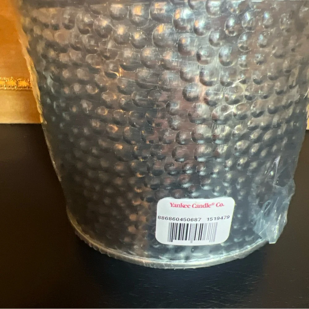 Yankee Candle Lilac Blossoms 3pc Gift Set 3.7oz Jar 2 Votives Glass Bucket New - Picture 7 of 8